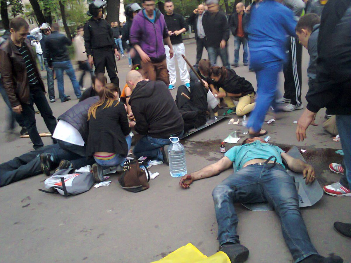 #Одесса 2 мая 2014 на фото расстрелянные украинские активисты из за спин милиции пророссийскими ублюдками. На Куликово ещё никто не шел