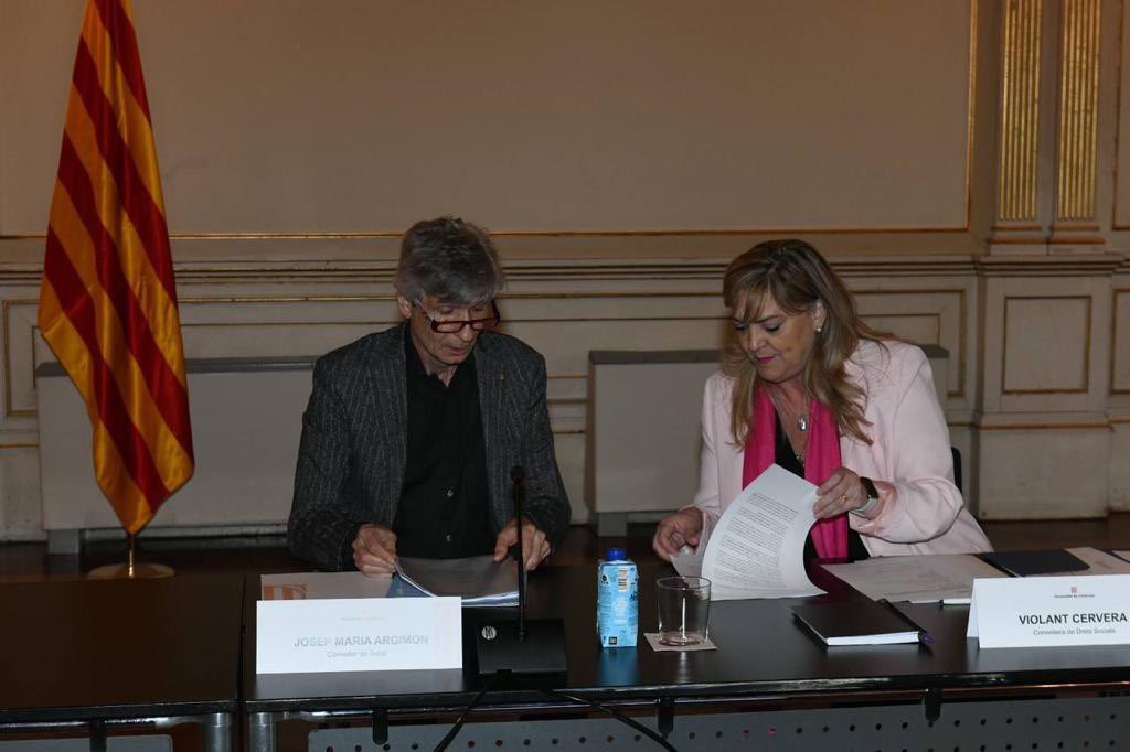 Avui <a href="/salutcat/">Salut</a>, <a href="/dsocialscat/">Drets Socials i Inclusió</a> i món local fem un pas més amb el compromís amb l’Agència d’Atenció Integrada Social i Sanitària. Els ciutadans de Catalunya, especialment els més vulnerables, mereixen un compromís explícit i compartit per part de totes les institucions del país