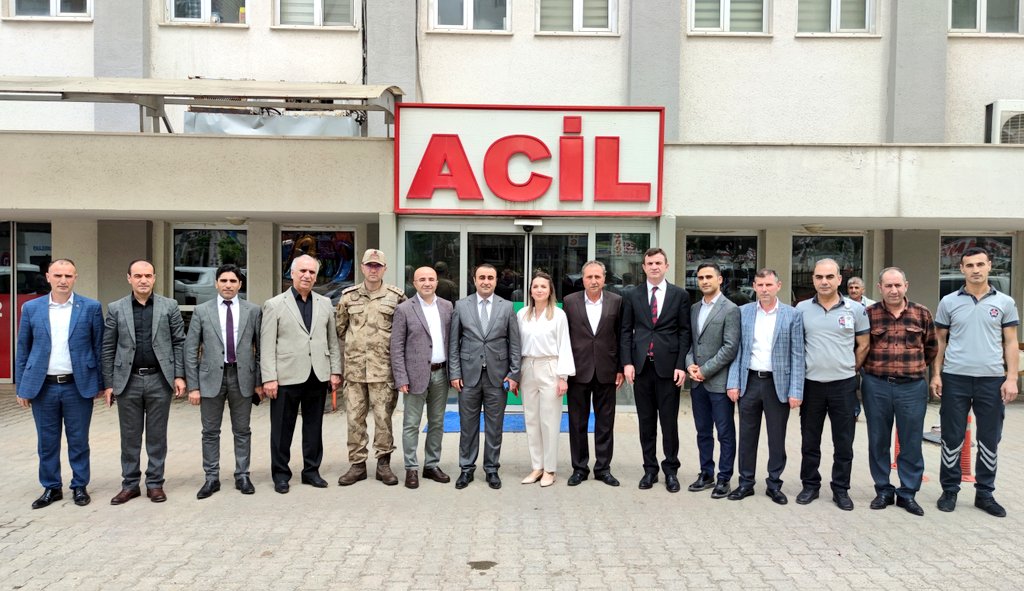 Kaymakam/Belediye Başkan V. Sayın Çağlar Tekin, ilçe protokolü ile birlikte İlçe Devlet Hastanesi'ni ziyaret ederek görevleri başındaki sağlık çalışanları ile hastanede tedavi gören hasta ve yakınlarının Ramazan Bayramı'nı tebrik ederek hastalara acil şifalar diledi.
<a href="/ctekin24/">Çağlar TEKİN</a>