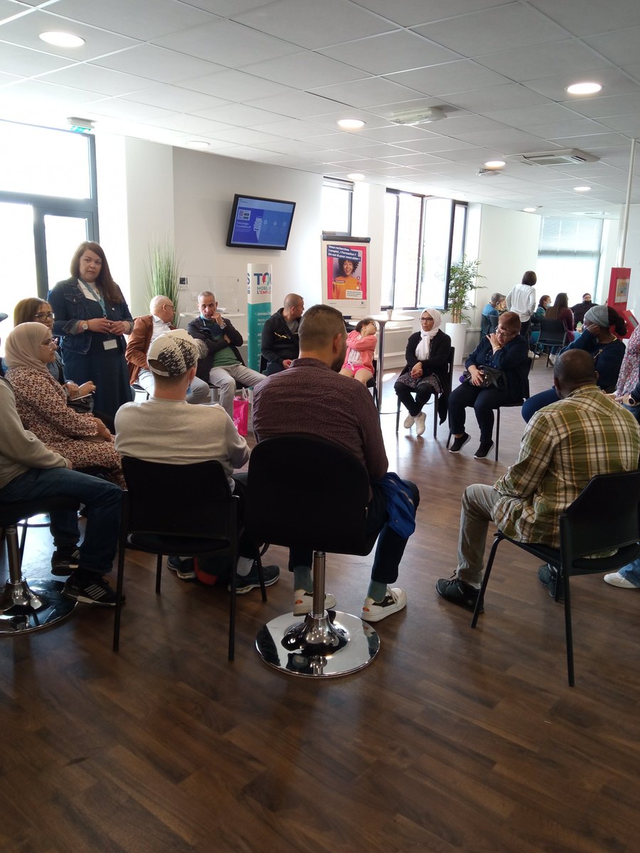 elbastien59's tweet photo. Belle synergie cet après-midi pour notre 2nde rencontre "Rencontrons-nous autrement à Roubaix Les Prés". Tables rondes sur l'équipe emploi, les dispositifs de formation et sur les aides aux entreprises. Un bon moment d'échanges et de partages. https://t.co/9LRTQLarWW