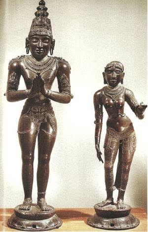SaalanPaari's tweet photo. ராஜராஜ சோழனின் உருவம் இதுதான்! ஒரு சிலர் சிதம்பரம் கோயிலில் இருக்கக்கூடிய ஓவியம் என்று ஒரு நாயக்க மன்னருடைய உருவத்தை ராஜராஜனின் உருவம் என்று குழப்பி வருகிறார்கள்! அது முற்றிலும் தவறு ஆபத்தானது! ராஜ ராஜ சோழனை தெலுங்கராக்கும் சதி திட்டம்! 
இங்கு காட்டப்பட்டுள்ள அனைவரும் ராஜராஜனே! https://t.co/FcIn096nnh
