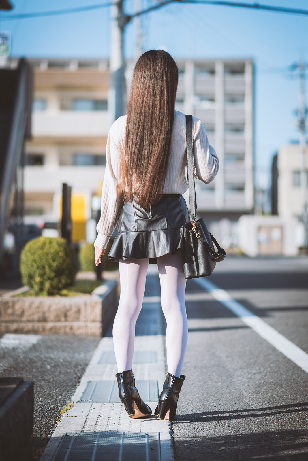 すちうる on Twitter: "フェイクレザーのミニスカートに光沢白色ストッキングを着用して街中に佇んでいるときのセルフポートレートです