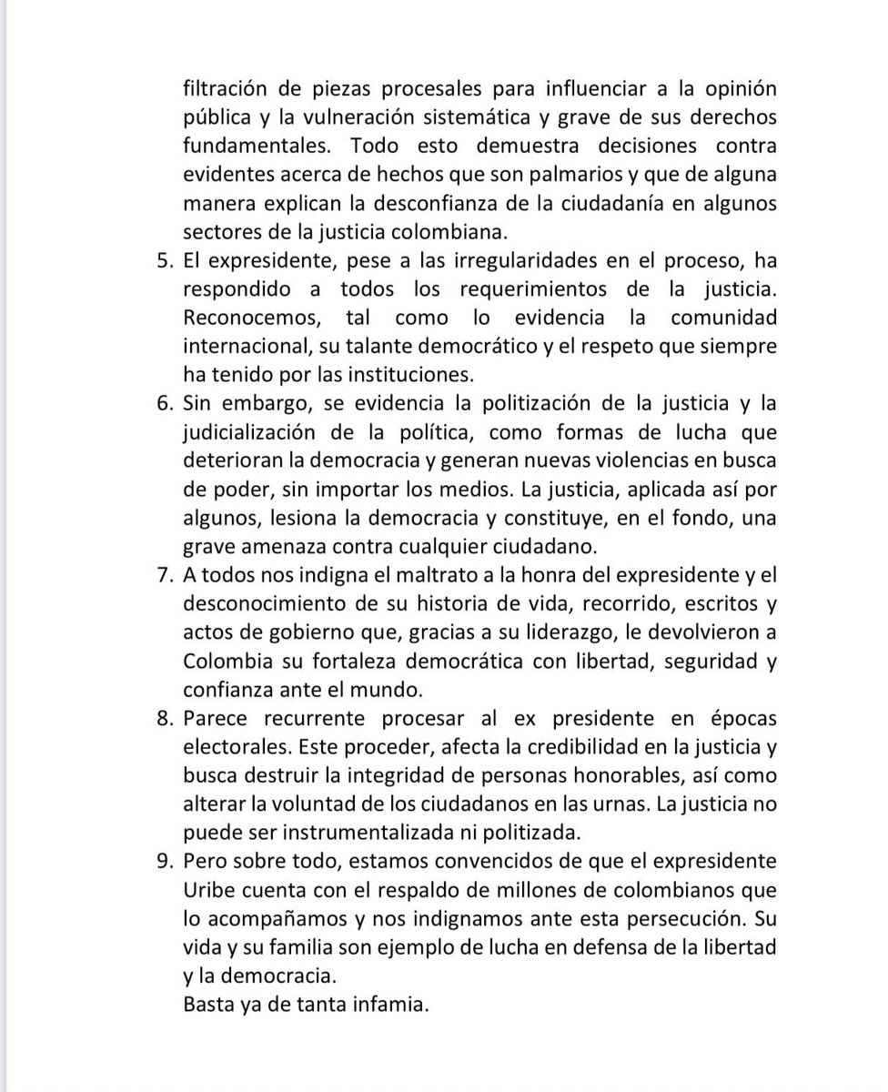 CeDemocratico's tweet photo. 1 de Mayo de 2022.
Comunicado a la opinión pública: 
Con dignidad, valor y rectitud el expresidente @AlvaroUribeVel le ha servido a Colombia. Su vida es ejemplo de trabajo y amor por el país y su democracia. https://t.co/tCEqXXifAH