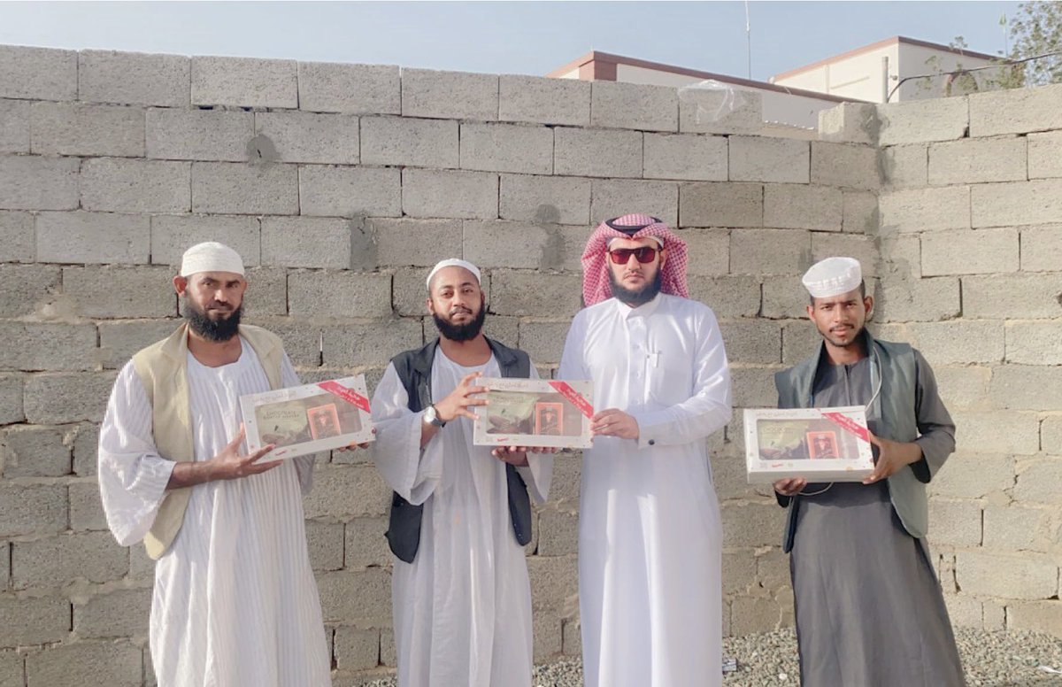 B9lGB6qKhJgJyms's tweet photo. #عيد_الفطر_المبارك١٤٤٣هـ 
#مبادرة_معايدة_الجاليات 
قام مركز النشاط الإجتماعي بنصبه والمسودة بزيارة بعض الجاليات ومشاركتهم فرحة عيد الفطر المبارك وتبادل التهاني بهذه المناسبة السعيدة. https://t.co/n1lNRsdfKK