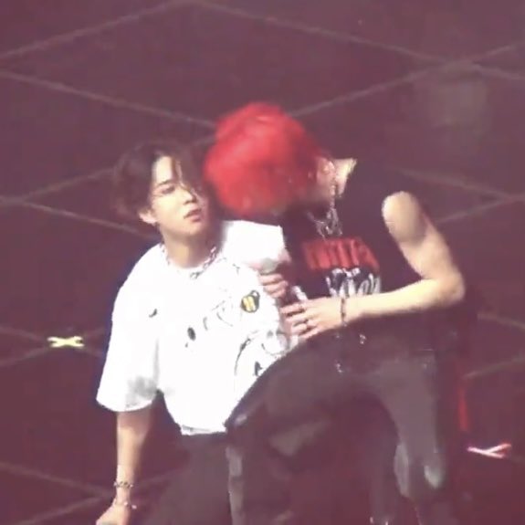 현진아 
여기 발 올려라!!!! (탁탁)
 ⠀⠀⠀ ⠀⠀⠀    ⠀⠀⠀⠀⠀   살포시 착석....♡
응..?