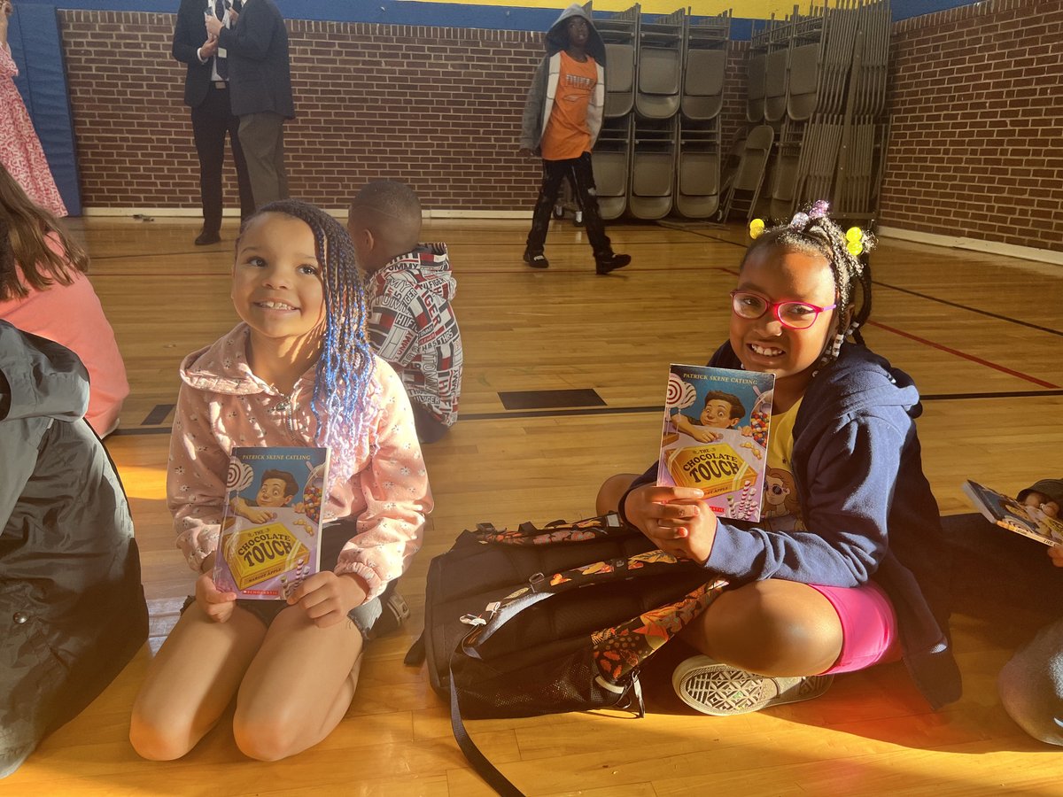 educateknox's tweet photo. One Book Read City has officially kicked off with the reveal of the book every K-5 student in @KnoxSchools will be reading: The Chocolate Touch! Learn more: https://t.co/7pLUxhC8Bs
@KnoxGov, Betsy Henderson https://t.co/cHgYzj0dzB
