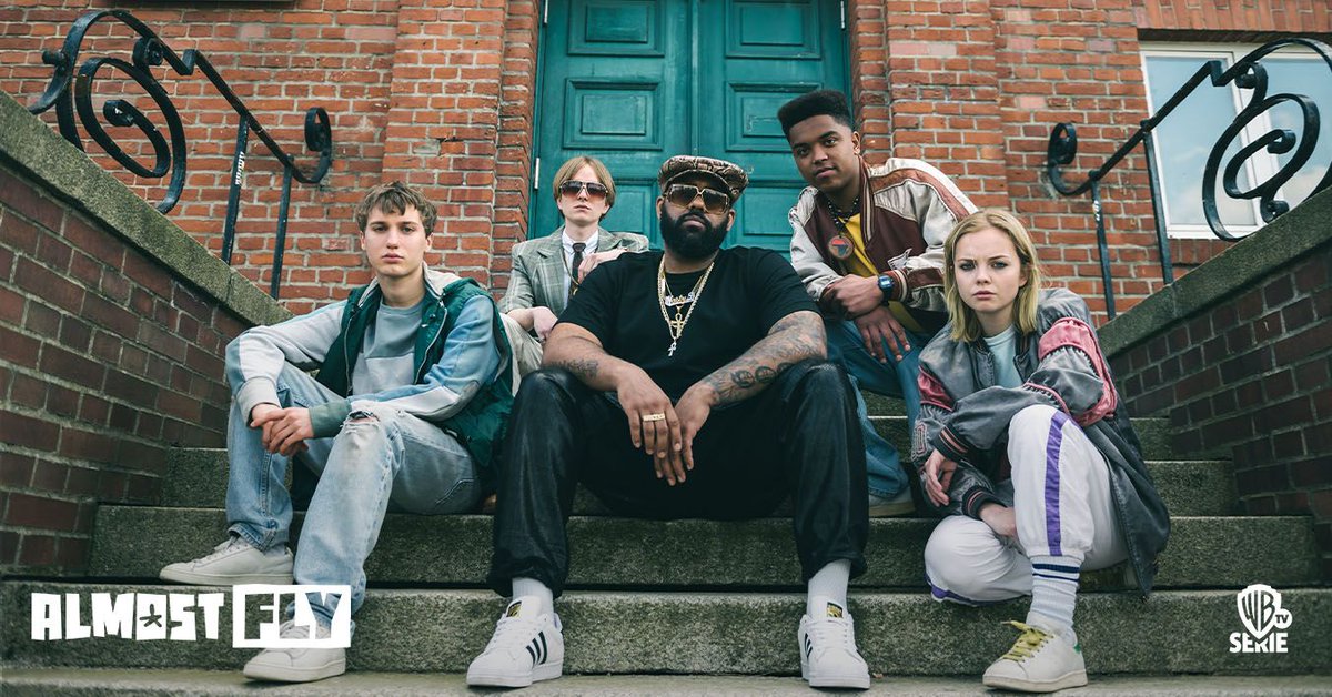 LEONINEStudios's tweet photo. HEUTE IST ES ENDLICH SOWEIT! 🎤💥
In ein paar Stunden startet unsere Serie ALMOST FLY! Eine Produktion von W&amp;B Television.
Folge 1&amp;2 um 21:00 Uhr Warner TV Serie! #almostfly

#warnertvde #warnertvoriginal #hiphop #90s #90shiphop #rap #premiere https://t.co/uA3TZUsRFx