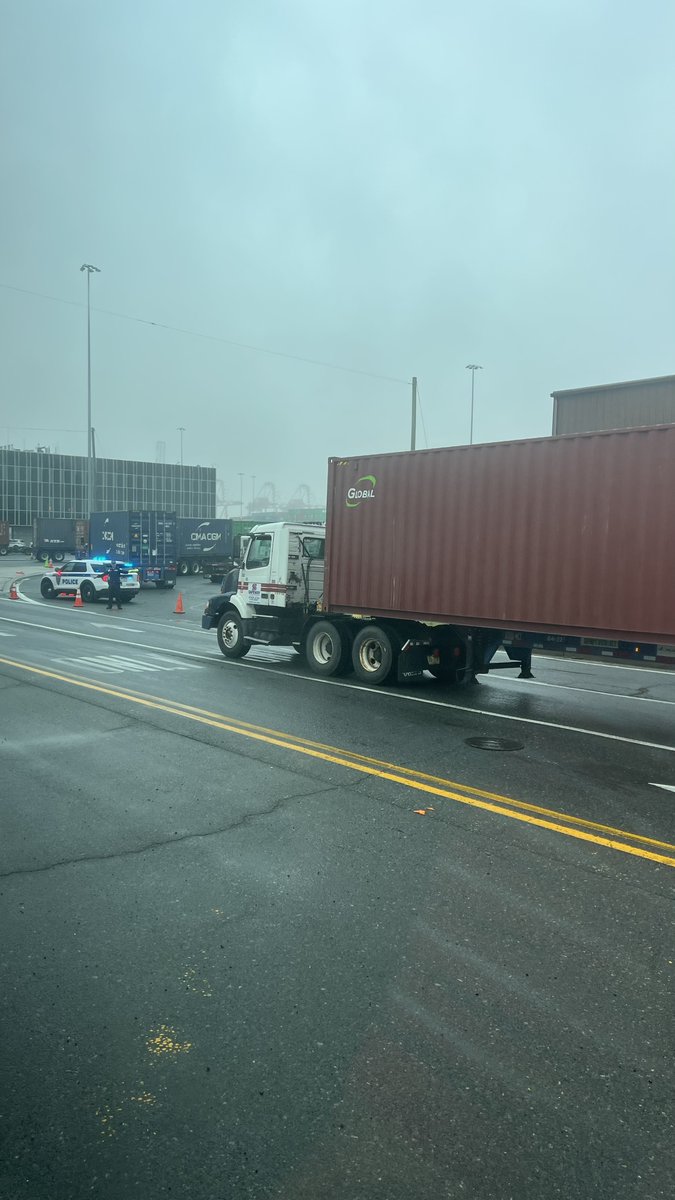 BiStateMC's tweet photo. Truckers getting turned away at Maher's gate by the PAPD right now. The terminal may be "open" but you can't get in, so the free time clock is still ticking. This is why we need the Ocean Shipping Reform Act! #OSRA22 #supplychain #trucking https://t.co/gki3Os4RpK