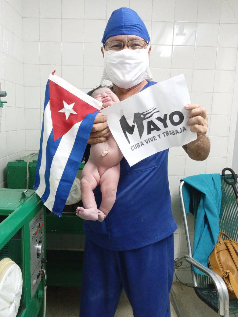 OmaritoInforma's tweet photo. En mi país lamentablemente ya no hay decoro ni respeto al pueblo, desde naces estás condenado a la politización de tus ideas y de tu vida. Así es como un médico exhibe a un recién nacido en redes sin el consentimiento de los padres para ensalzar a un régimen asesino. #Cuba https://t.co/R1i5vPQq5b