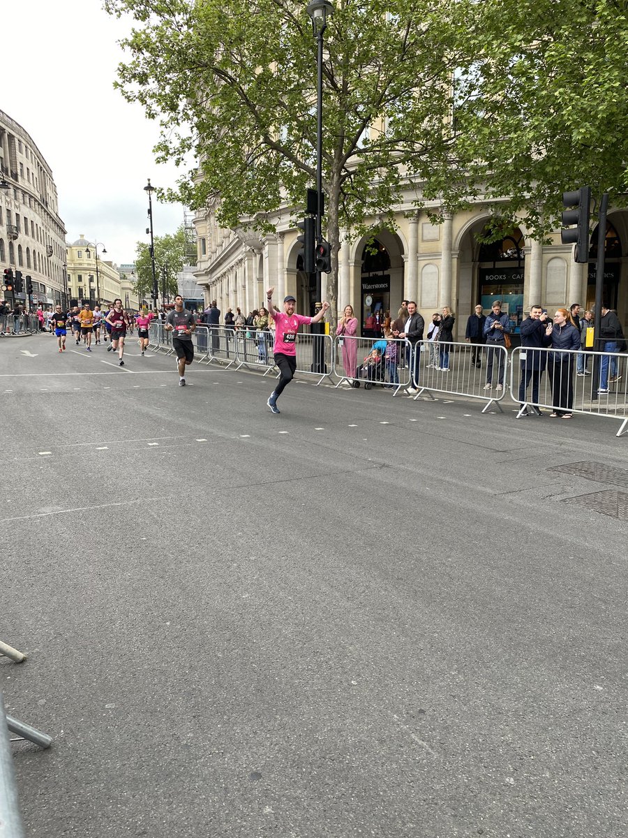 MrGCompSci's tweet photo. New PB and an incredible experience running through the center of London! What better way is there to spend a Bank Holiday Monday! #London10000 #CelebrateYou https://t.co/q9fb0VtB74