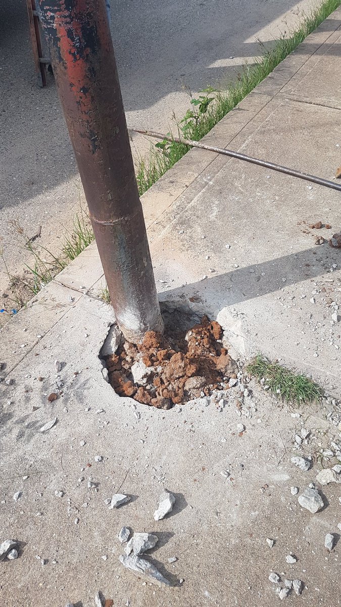 DanielZiritt's tweet photo. Trabajo en equipo. Entre la comunidad de mi barriada Los Samanes, Ciudad Ojeda y Corpoelec, se logra evitar la caída de un poste, que sirve para distribución de toda una calle. Agradecimiento al Gerente Ing. Otilio Jiménez, al Supervisor Virgilio Robertiz, en especial a... https://t.co/XEaya3k3Id