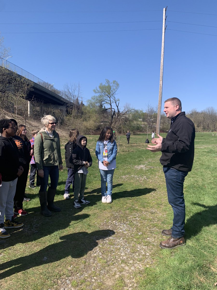LoriAAsquith's tweet photo. Our students @BinghamtonCSD are committed to giving back to their community. Thank you to Ms. Z, the BinghamtonParksDepartment, @MayorKraham,and @BinghamtonUNew  for forging strong community connections with Binghamton’s future generations! #MacArthurStrong #BPatriotProud https://t.co/A37xbHfoie
