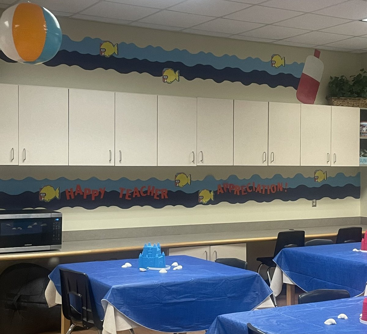 courtneyjwright's tweet photo. The teachers @AudeliaCreek are SUNsational☀️! Happy #TeacherAppreciationWeek2022 We are so grateful for you! ❤️#risdgreatness #itsastallionthing #ACEmazing https://t.co/5RnQ3rPgeF