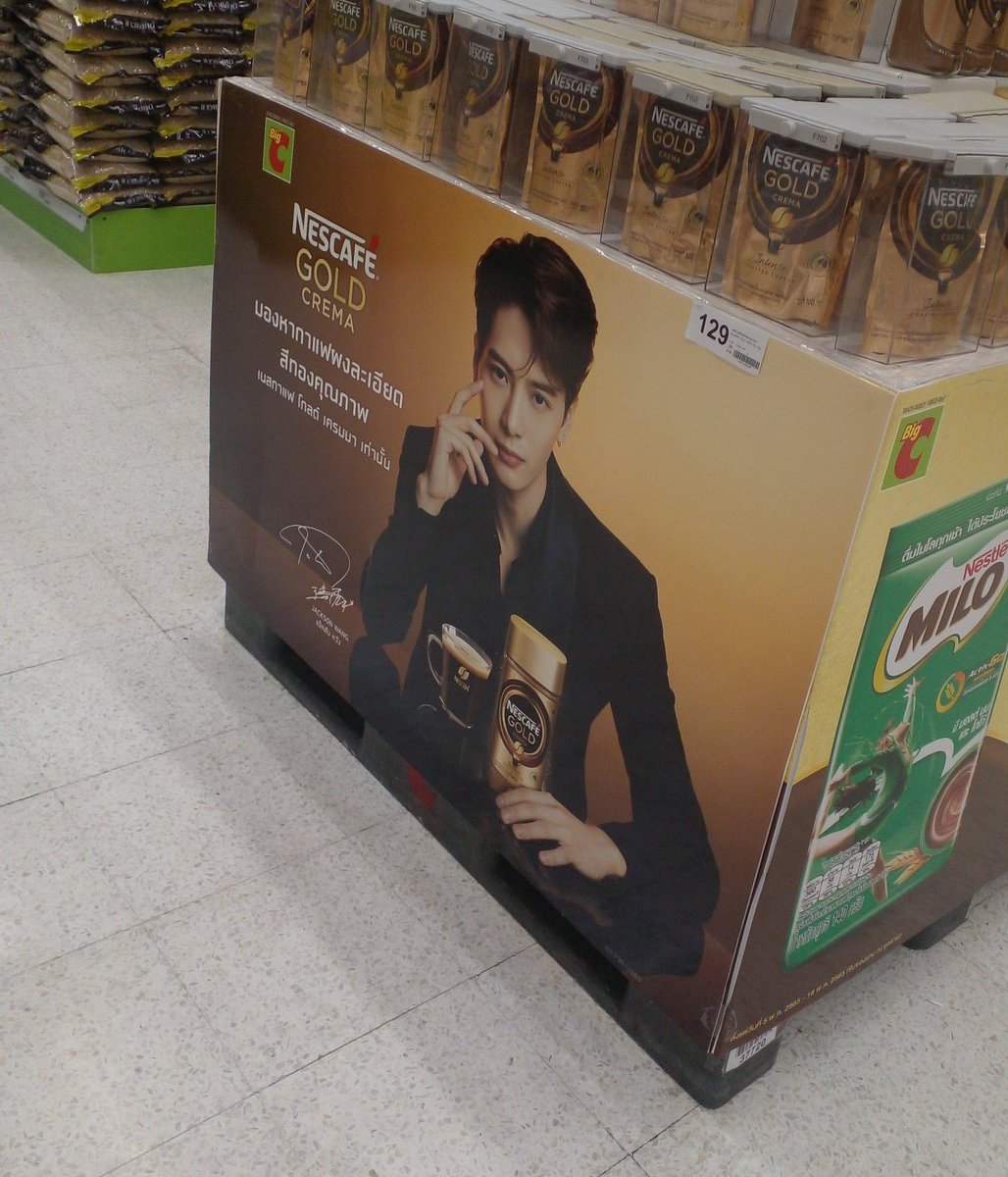 ponwang_js's tweet photo. เนสกาแฟ อฟช said :ร่วมลุ้นกัน 4 พ.คนี้
บิ๊กซี said: ติดป้ายใหม่เตรียมขายได้เลยมั้ง

โอ้ยย 55556556655555 พส.นัดกันก่อนมั้ย อากาเซ่เก่งมากนะ😆
#JacksonWang https://t.co/wWCKCX3vhe