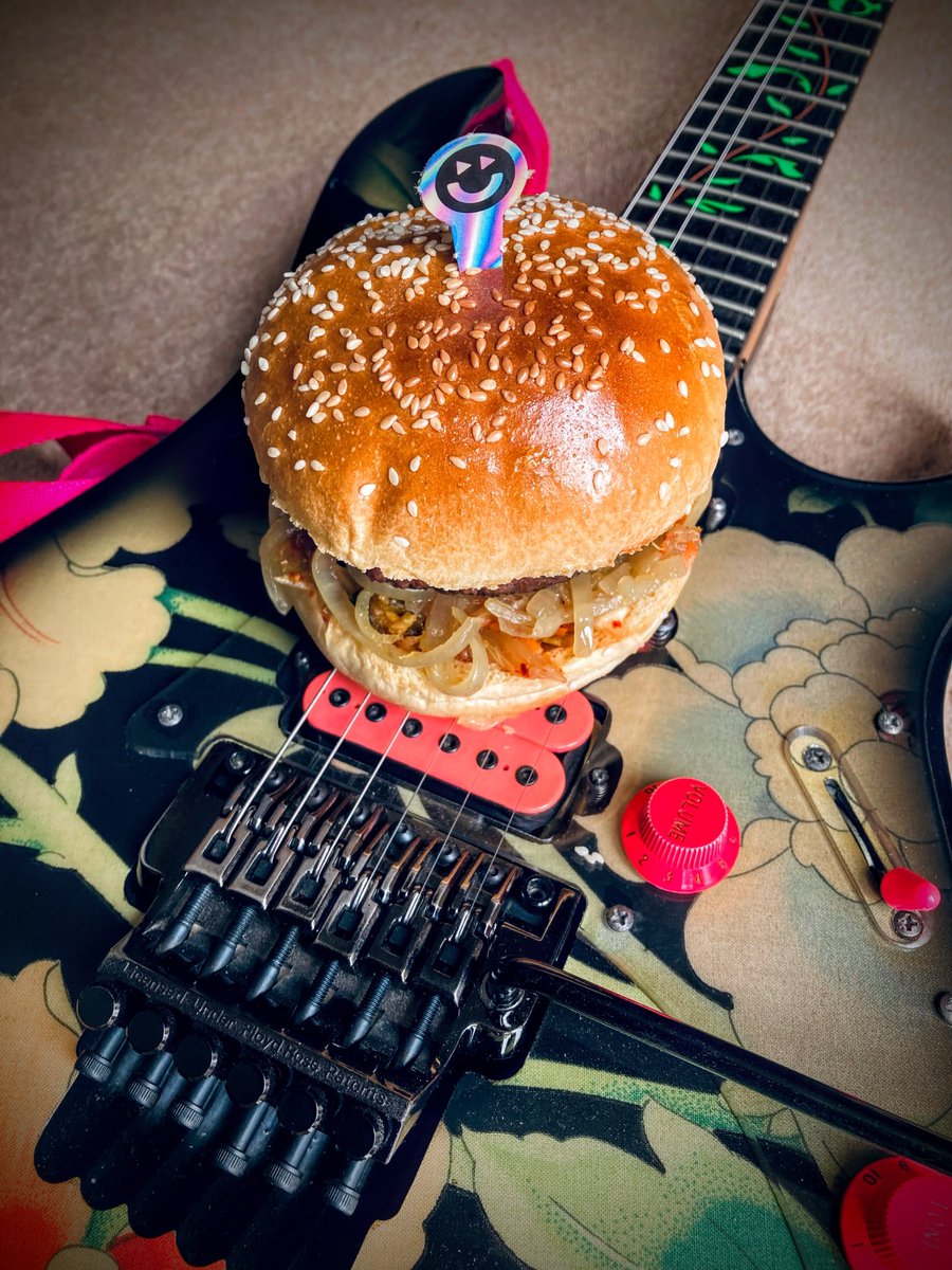 Kevin_Atkins's tweet photo. May not be having a Bank Holiday BBQ but I can still get my #futureburger fix … HOT raw kimchi 🌶, smoked cheese, fried onions … Rock ‘n’ roll!! Cheers ⁦@futurefarm_io⁩ https://t.co/aSi6fGe0Lg