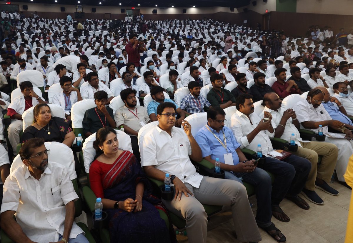 poornasangeetha's tweet photo. இந்தியாவின் முக்கிய அரசியல் தலைவர்கள், தமிழ்நாட்டின் அமைச்சர் பெருமக்கள், கல்விப்புலத்தைச் சேர்ந்த பேராசிரியர்கள் வாயிலாகத் திராவிடக் குரலை ஒலிக்கச் செய்த கழக மாணவரணி நடத்திய “கல்வி - சமூகநீதி - கூட்டாட்சித் தத்துவம்” இருநாள் தேசிய மாநாட்டில் பங்கேற்ற பொழுது!
#DMKStudentConclave https://t.co/vPuA2ozaG2