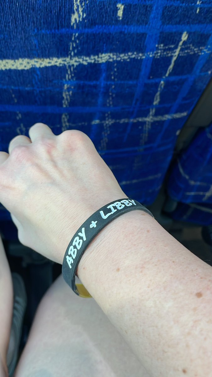 's tweet image. @libertyg_sister I am so sorry I didn’t come to meet you. I just couldn’t put any words together that could express how I feel about what you and your family are suffering, and how much I hope that today is the day. I will wear this back home and share where I can. #DelphiStrong