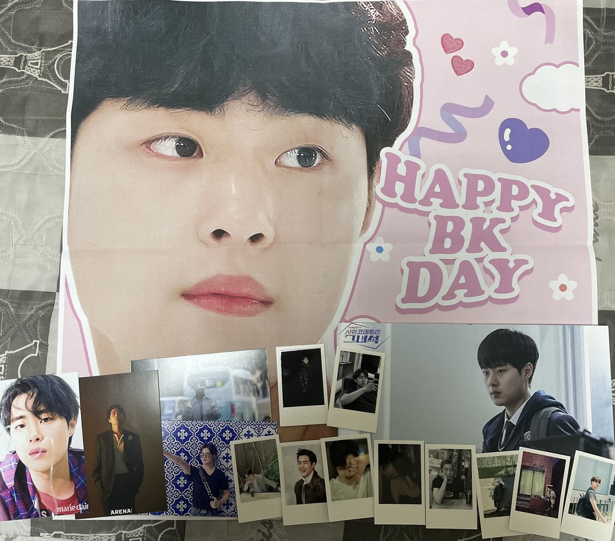 야근하고 집에 오자마자 반겨주는 경품 상품...! 왕 크니까 왕 귀여운 소문이와 성모 ㅜㅅㅜ 전설의 라디오 때 사진과 아레나 화보집,,, 다 말하면 입 아픈 예쁜 배우님들로 가득해 잠시나마 힐링할 수 있었어요 ㅜㅅㅜ 다시 한번 수고해 주신 모든 스태프분들 너무너무 감사합니다 ♥︎ 

22_HBDBK