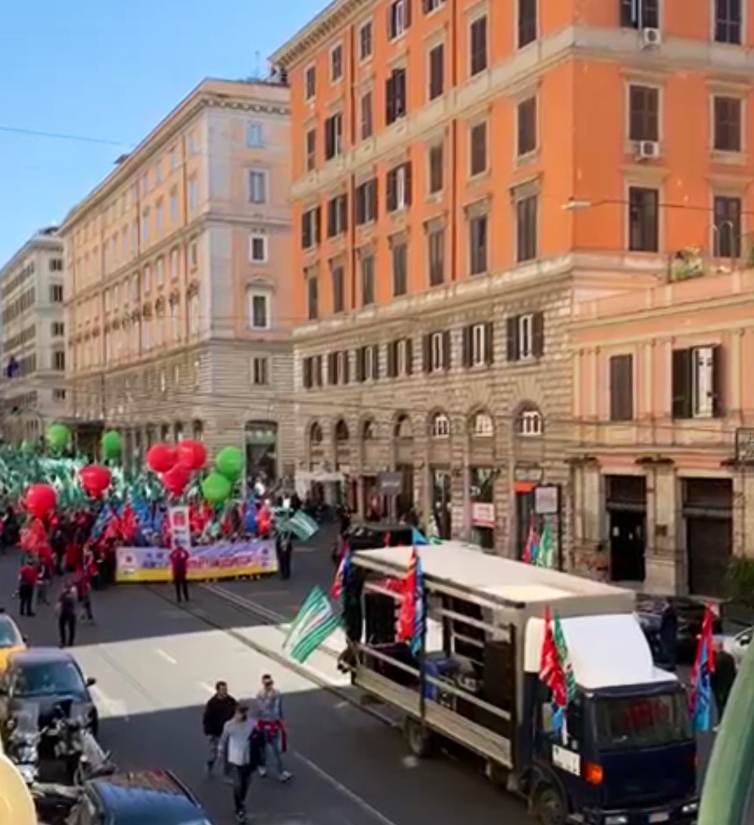 Gio_Piglialarmi's tweet photo. Il #CCNL #ASSIV vive una stagione difficile. Ancora senza rinnovo, con livelli #salariali talvolta contestati. Mentre i lavoratori del settore oggi scioperano, noi proviamo a fare il punto sulle ragioni di questo #contratto #collettivo su @bollettinoADAPT->https://t.co/Hh1W5kujBj https://t.co/IQuxC0EfUo