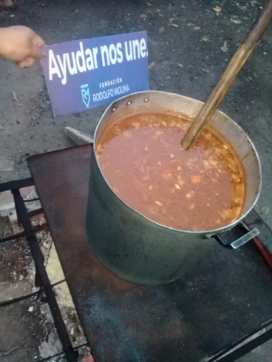 Comienzan a sentirse los primeros fríos y nada mejor que un plato caliente de comida, elaborado con el mejor ingrediente: la solidaridad 

Gracias al #merenderotodoacorazon por permitirnos ser parte de esta olla solidaria realizada para todas las personas que asisten de #docksud