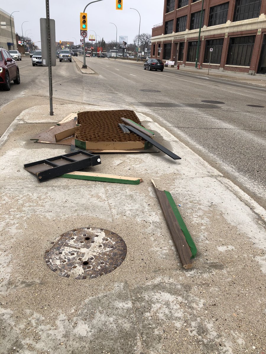 BrentEpp's tweet photo. Free pool table. Pick up at Portage and Wall. #Winnipeg https://t.co/LIsm9nslrk