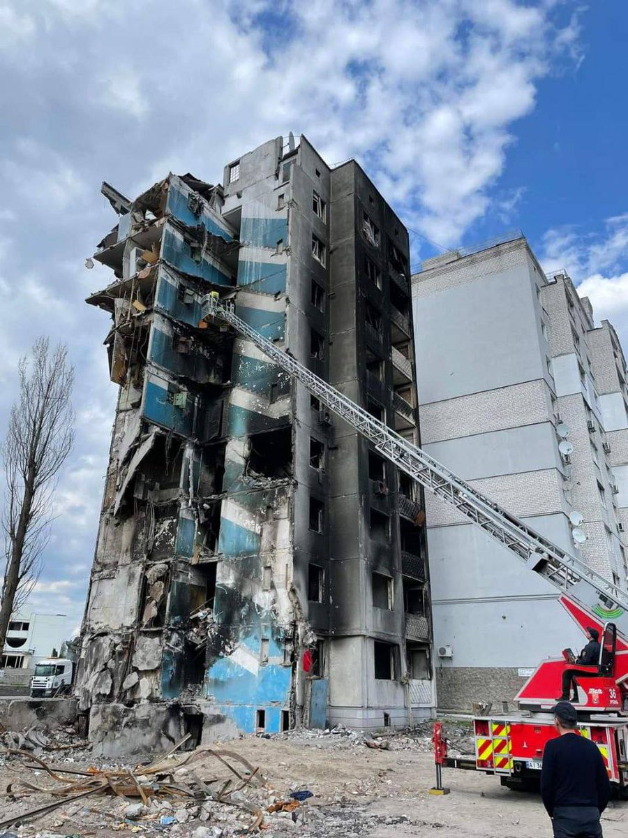 enpaonlus's tweet photo. Kiev, gatto rimasto bloccato al settimo piano di un edificio bombardato salvato dai volontari locali e dei Vigili del Fuoco ucraini. Grazie!!! (fonte: UkraineNow) #Kyiv #Ukraine https://t.co/W7uXgPVRod