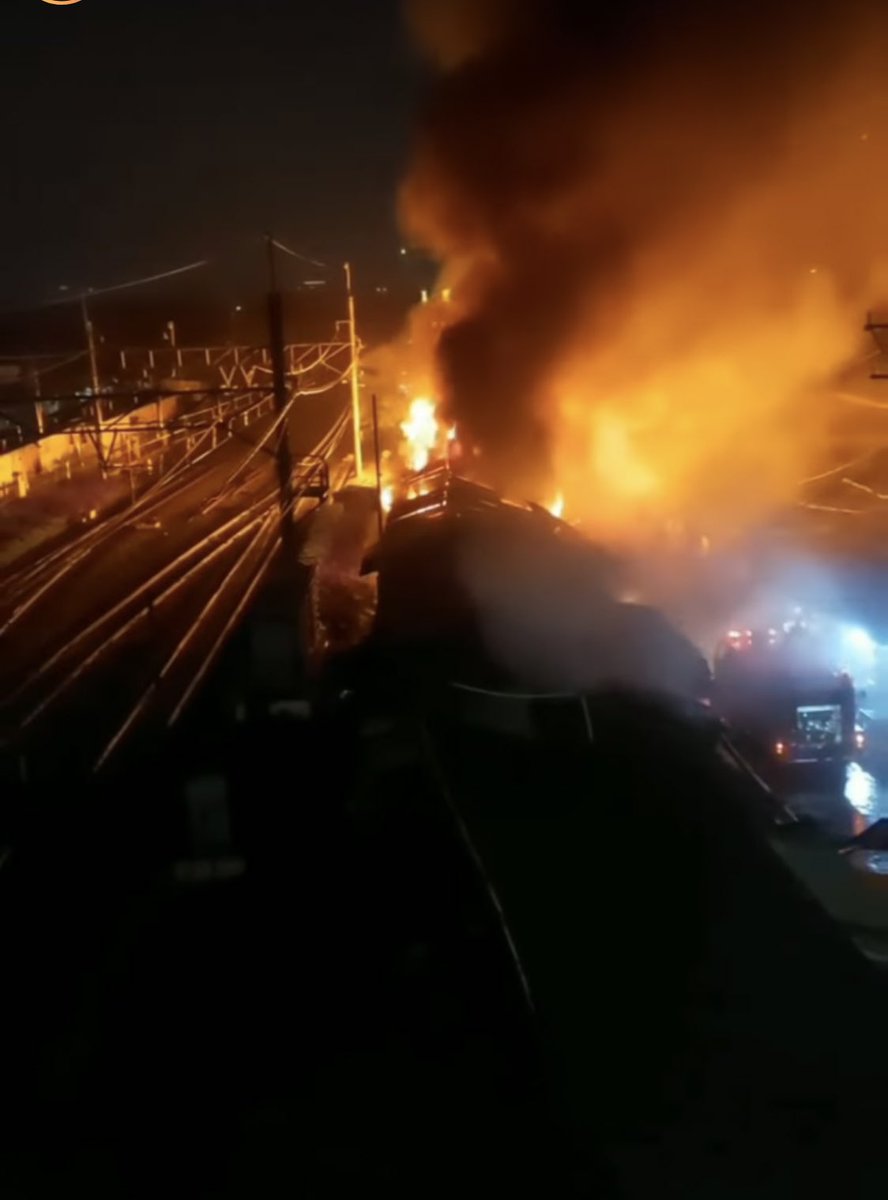 Pasar kemiri semoga tidak ada korban jiwa 🙏🏻 #prayfordepok #infodepok #prayforpasarkemiri #pasarkemiridepok #fireforce cc <a href="/infodepok_id/">Info Depok</a>