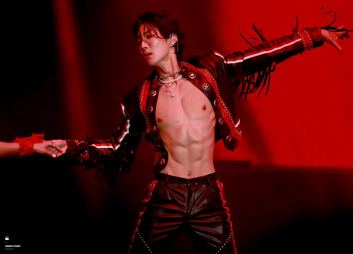 hoonystory0111's tweet photo. 220501 #WINNER2022Concert

승훈이가 무대를 찢어 ✂️

#위너 #이승훈 #winner #hoony @official_hoony_ https://t.co/FcnHLJniVY