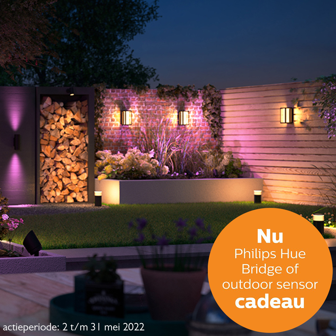 Met de buitenverlichting van Philips Hue creëer je prachtige kleuren voor een unieke sfeer. Ontvang nu tijdelijk een gratis Hue Bridge of Hue Outdoor Sensor cadeau bij een besteding van € 250,- aan Hue Outdoor producten. 🎁 Bekijk onze collectie! ➡️ bit.ly/3kwWuNe