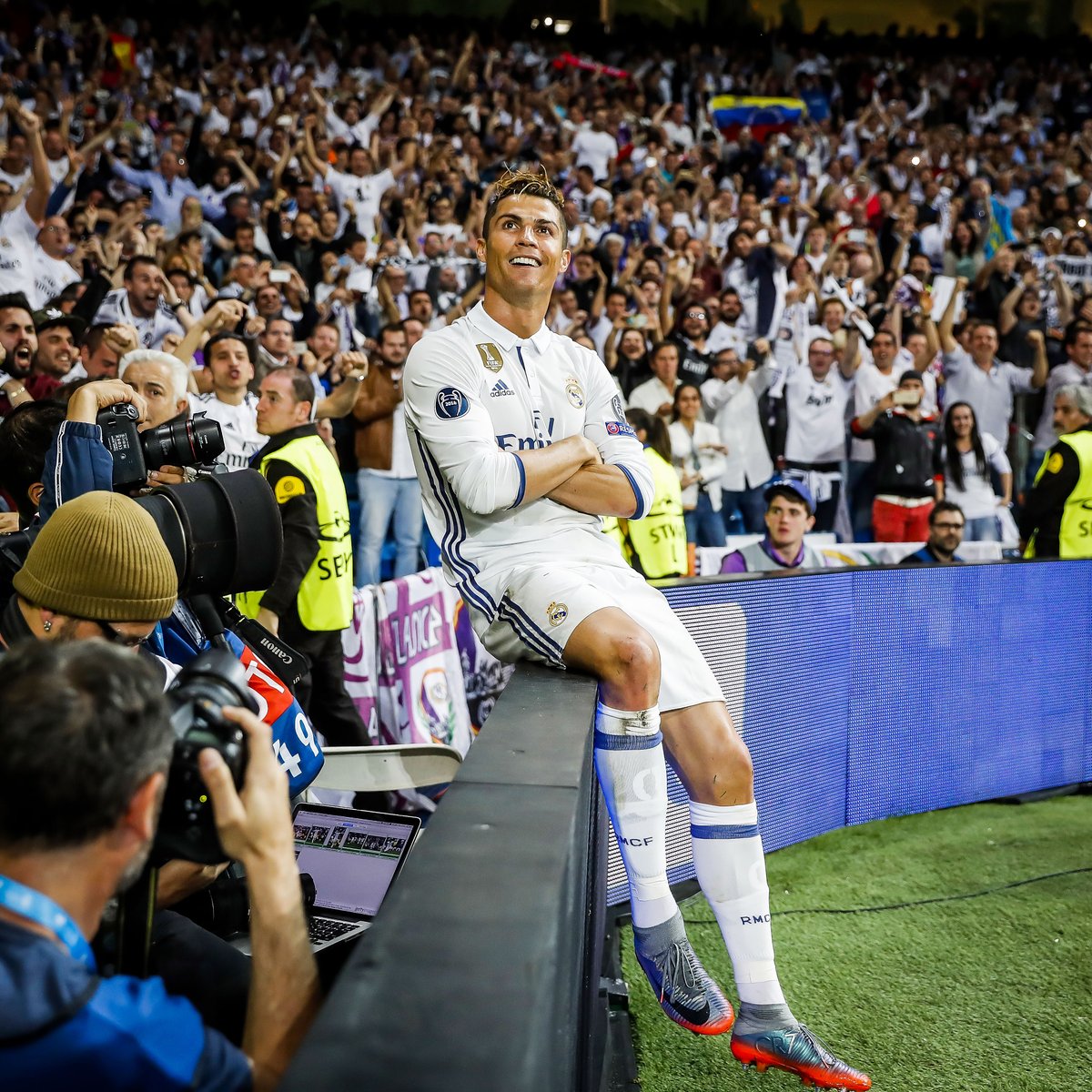 ESPN FC on X: 10 years ago today, Cristiano Ronaldo silenced 90,000  Barcelona fans at Camp Nou and hit the iconic 'Calma' celebration 🤫   / X