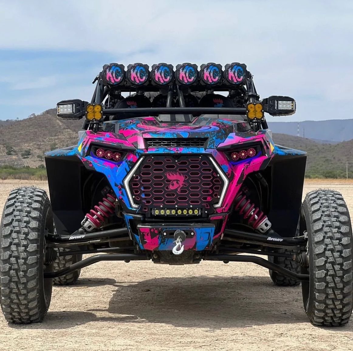 superatvtweet's tweet image. We’re going to authorize a #FrontEndMonday post for this @PolarisRZR, built with #SATVsuspension! 💪😎 #BuiltforBattle 🔑: @rzr_chihuas @bega_refaccionaria_rzr_ 
#superatv #satv #satvnation #rockcrawler #rockbouncing #chihuas #offroading #rockcrawling #rzr #polaris #aarms
