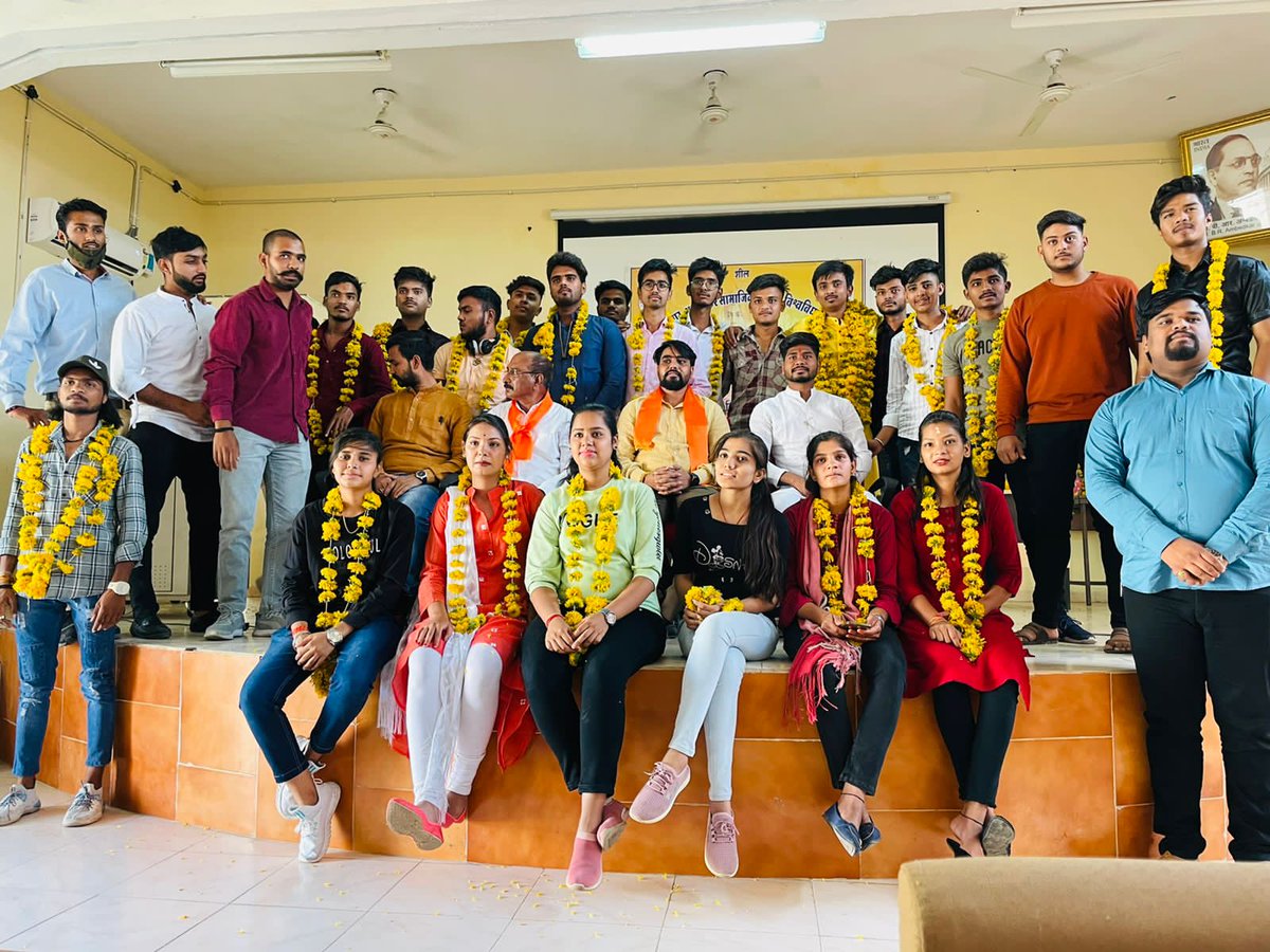 Prakash_Parmar5's tweet photo. आज @abvpmhow जिले की डॉ. बी.आर. अम्बेडकर सामाजिक विज्ञान विश्वविद्यालय की घोषणा की गई जिसमें मुख्य वक्ता के रूप में @abvpmalwa_mp प्रांत संगठन मंत्री श्री @NileshSolnki12 जी व मुख्य अतिथि के रूप में रोटरी क्लब महू के अध्यक्ष संतोष जी गायकवाड़ उपस्थित रहें !!
@PrafullaAkant https://t.co/I8wfieE1L9