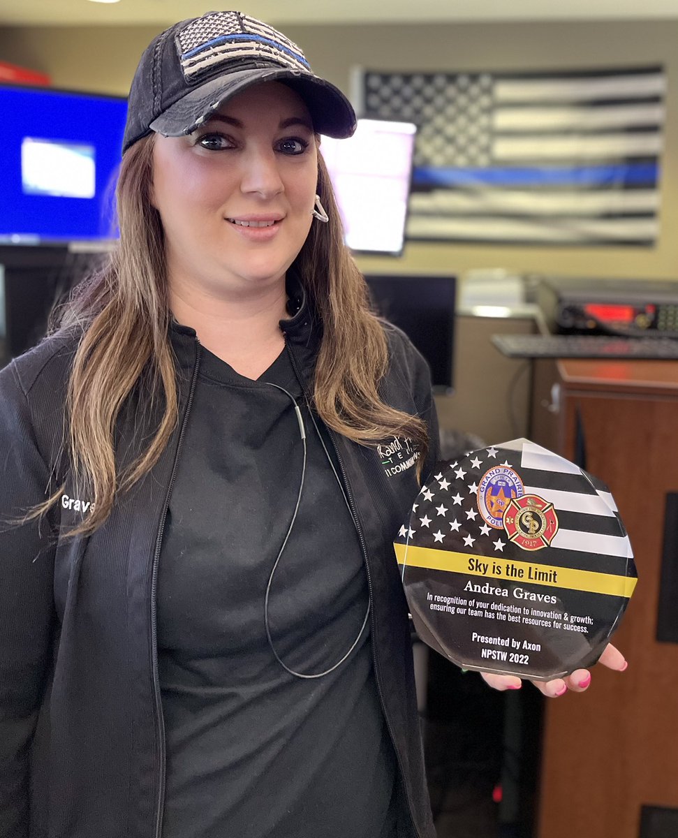 GP911Comm's tweet image. Big SHOUT OUT 📣 to Emergency Communications Specialist Andrea Graves, who was honored today for her passion in providing tools for success to our 911 team. 
     
Thank you @axon_us for partnering with us to recognize another outstanding Public Safety leader.