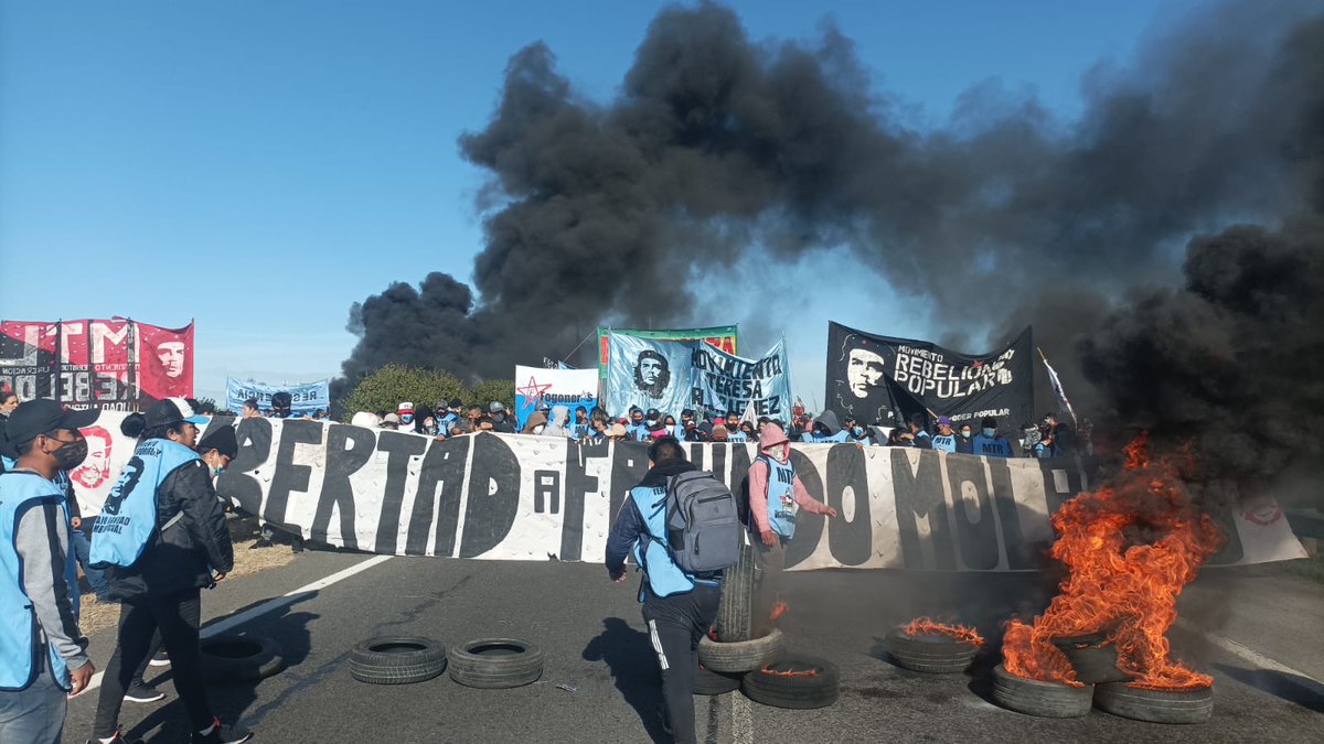 facundomolares's tweet photo. #Ahora #corte Autopista Ezeiza Cañuelas exigiendo la Libertad y No Extradición de Facundo Molares
En este momento en el Penal y al conocerse el avance del veredicto del Juez Otranto, quien estaría dando lugar a la Extradición.
📞 Laly  11 2387-8937 
#libertadafacundomolares https://t.co/DUOKy5jgwe