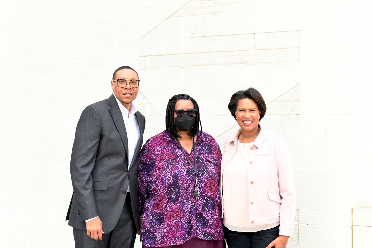 MayorBowser's tweet photo. Today, for #TeacherAppreciationWeek, I honor @dcpublicschools' longest serving teacher, Ms.Bean of @BallouDC!

Ms.Bean has been a a proponent of DC students for 43 years. It is because of teachers like her that students’ hopes and dreams are supported in the classroom each day. https://t.co/jaZT37CUXE