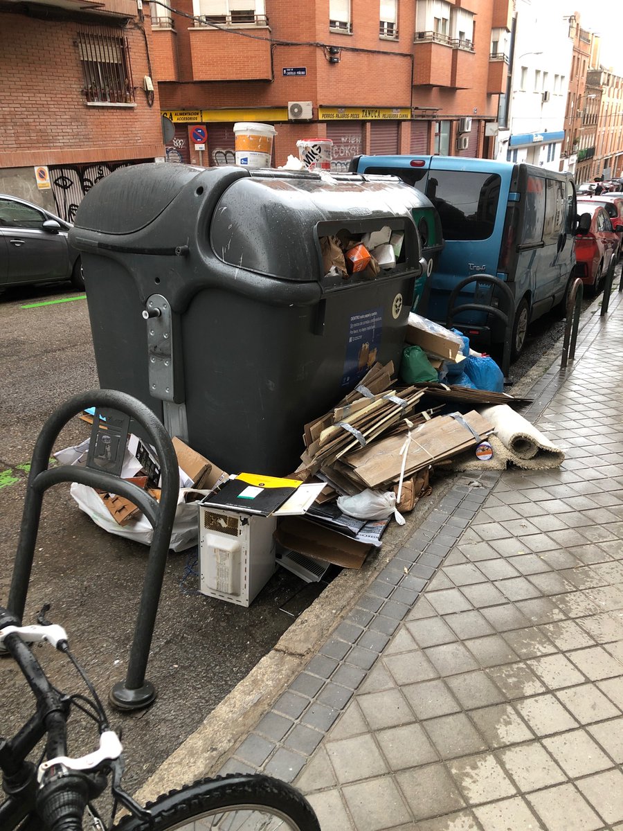 Carmennm84's tweet photo. En la calle Aranjuez sigue la basura en la acera @Lineamadrid https://t.co/KZAHiZEUKZ