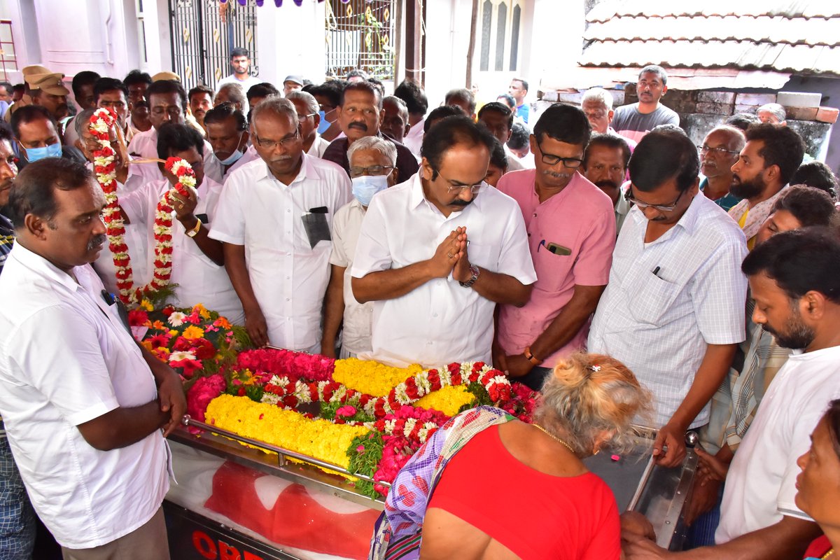 tncpim's tweet photo. #CPIM மாநில செயற்குழு உறுப்பினர் தோழர் எம்.என்.எஸ்.வெங்கட்டராமன் மறைவுக்கு தமிழ்நாட்டு தொழில்துறை அமைச்சர் @TThenarasu அஞ்சலி செலுத்தினார்..#Comrade #MNSVenkataraman https://t.co/DDXZnMbLH9
