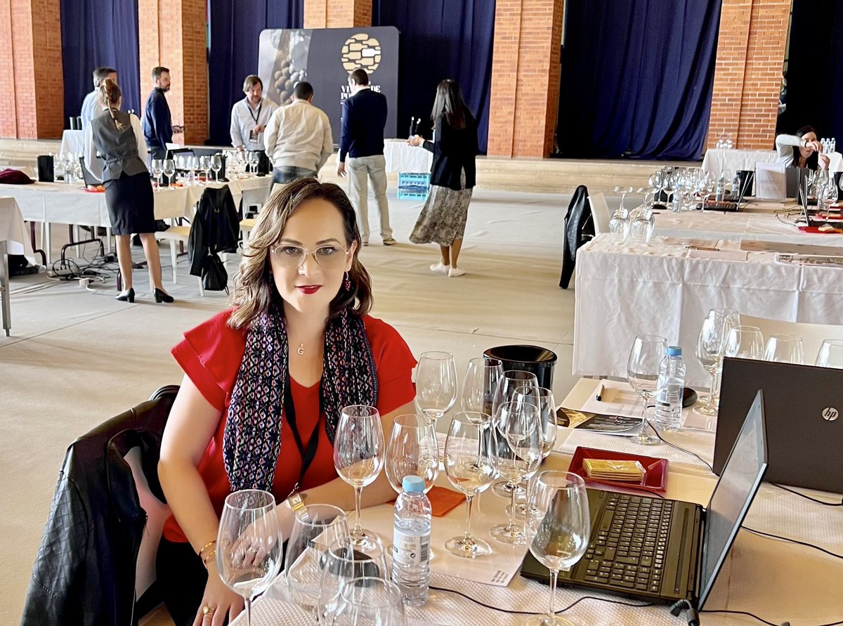 ginasommelier's tweet photo. Empezamos catas a ciegas 120 jueces de diferentes países, 23 internacionales el resto de Portugal, en mi caso la única mexicana 1,500 muestras a catar durante 5 días, muy interesante primer día catando blancos, tintos y Vitntage Port. #challenges2022
@WinesOfPortugal
🍷🍇 https://t.co/Kg8XHcvpNA