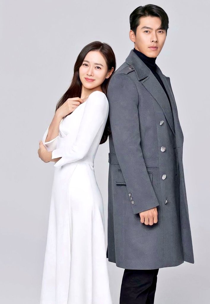 suzy_felicity's tweet photo. Son Yejin and her well known posture. Truly beautiful. Elegant. Classy. She perfected everything that she does. https://t.co/JAcOJQ55Vv