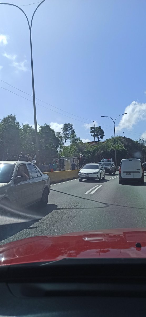 thepowerjhon's tweet photo. Camión 750 volcó en la Carretera panamericana sentido Caracas a la altura del Km 7 @TraficoVC @victoria1039fm @JonathanQuantip @Traffic_Mix @FMCENTER https://t.co/6P0W2BviGN