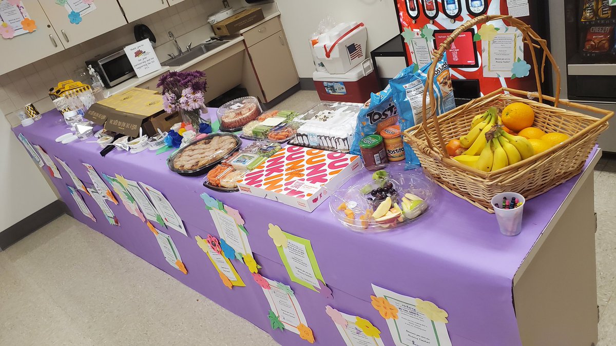 Buffalo_Creek1's tweet photo. Thank you to the #FirstJuniorWomensClub for the bagels and our parents for the other goodies in the lounge this morning. #TeacherAppreciationWeek https://t.co/BHglN88Nx5