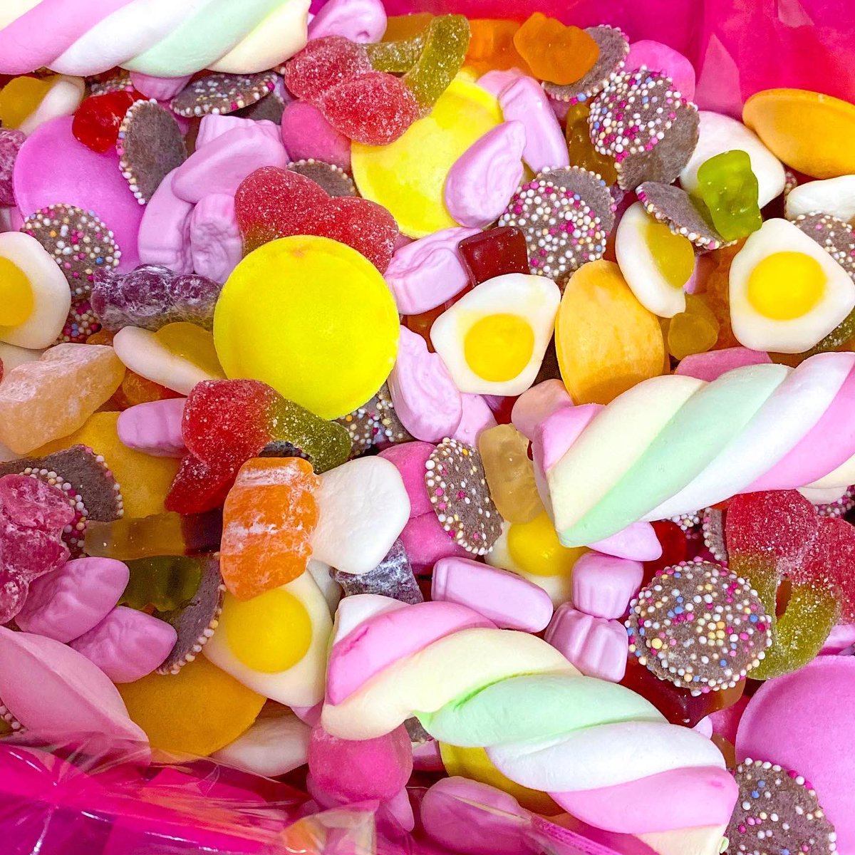 pastels_sweets's tweet photo. Happy bank holiday Monday! 🥰  We are still taking orders up until 6:30pm for local same day delivery as usual 📦

This sweet box is filled with all the classics! 🤩 Great as a last minute gift or to enjoy for yourself ��

#sweetbox #sweetgift #pickandmix #bournemouth #ukdelivery https://t.co/WuxYdLQcwf