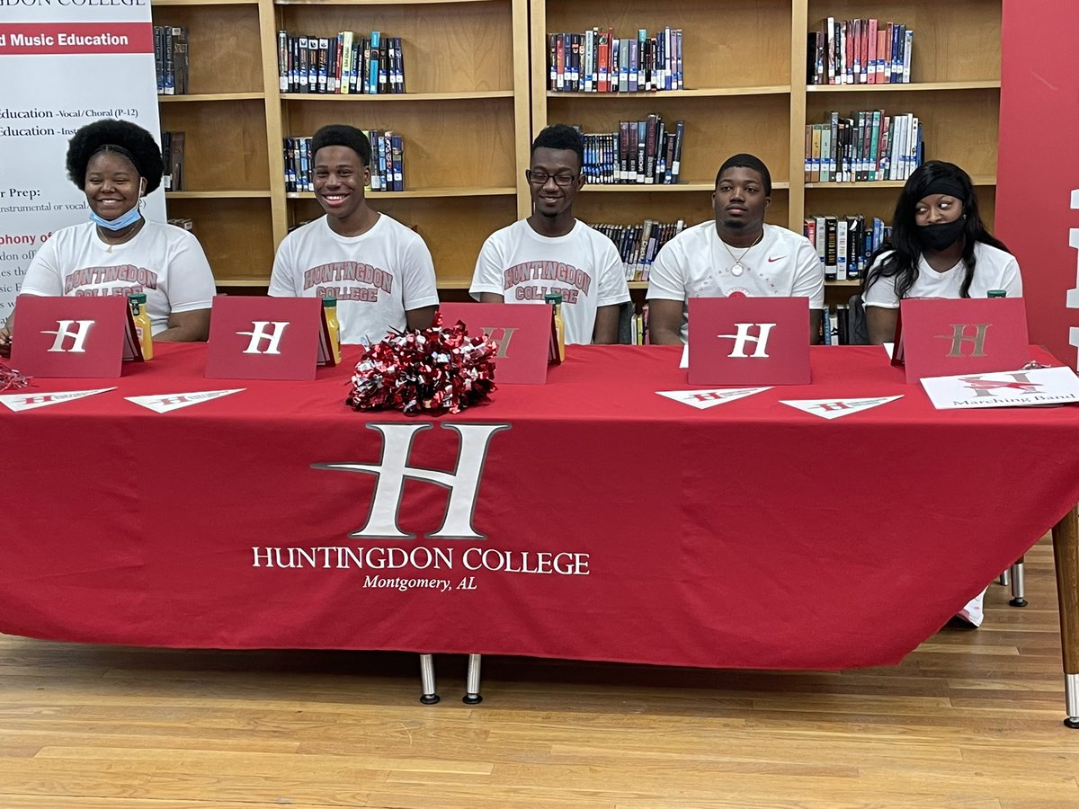 dpmullins04's tweet photo. Congrats to our 5 Senior band members for signing a band scholarship to Huntington College. #GoVols https://t.co/dHshEup7UT