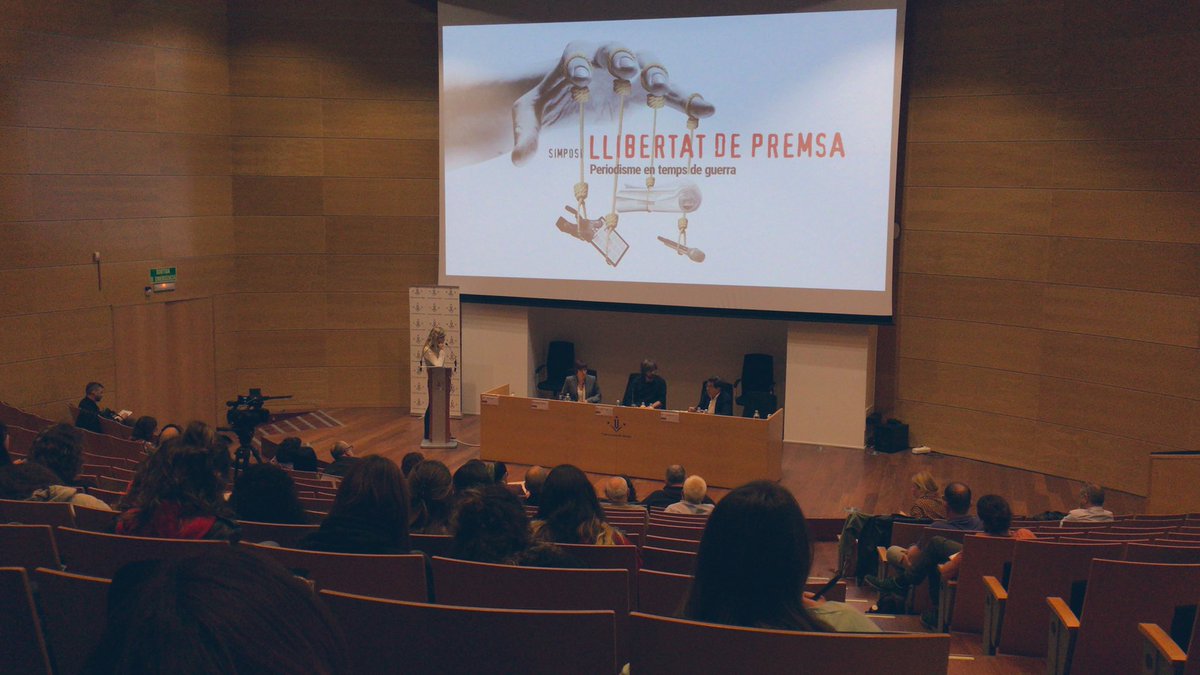 Primera taula rodona amb Carles Prats, periodista de <a href="/tv3cat/">TV3 és ara @Som3Cat</a> , Joaquin Luna <a href="/LaVanguardia/">La Vanguardia</a> i Gemma Permanyer, VOTV i <a href="/onacodinenca/">Ona Codinenca</a> 
VII Simposi Llibertat de Premsa-Periodisme en temps de guerra
<a href="/FEPTS_UdL/">Facultat Educació,Psicologia,Treball S. de la UdL</a> <a href="/teleponent/">Teleponent</a> <a href="/LleidaTV/">Lleida TV</a> <a href="/LaManyanacat/">La Mañana</a> <a href="/SEGREcom/">SEGRE</a>