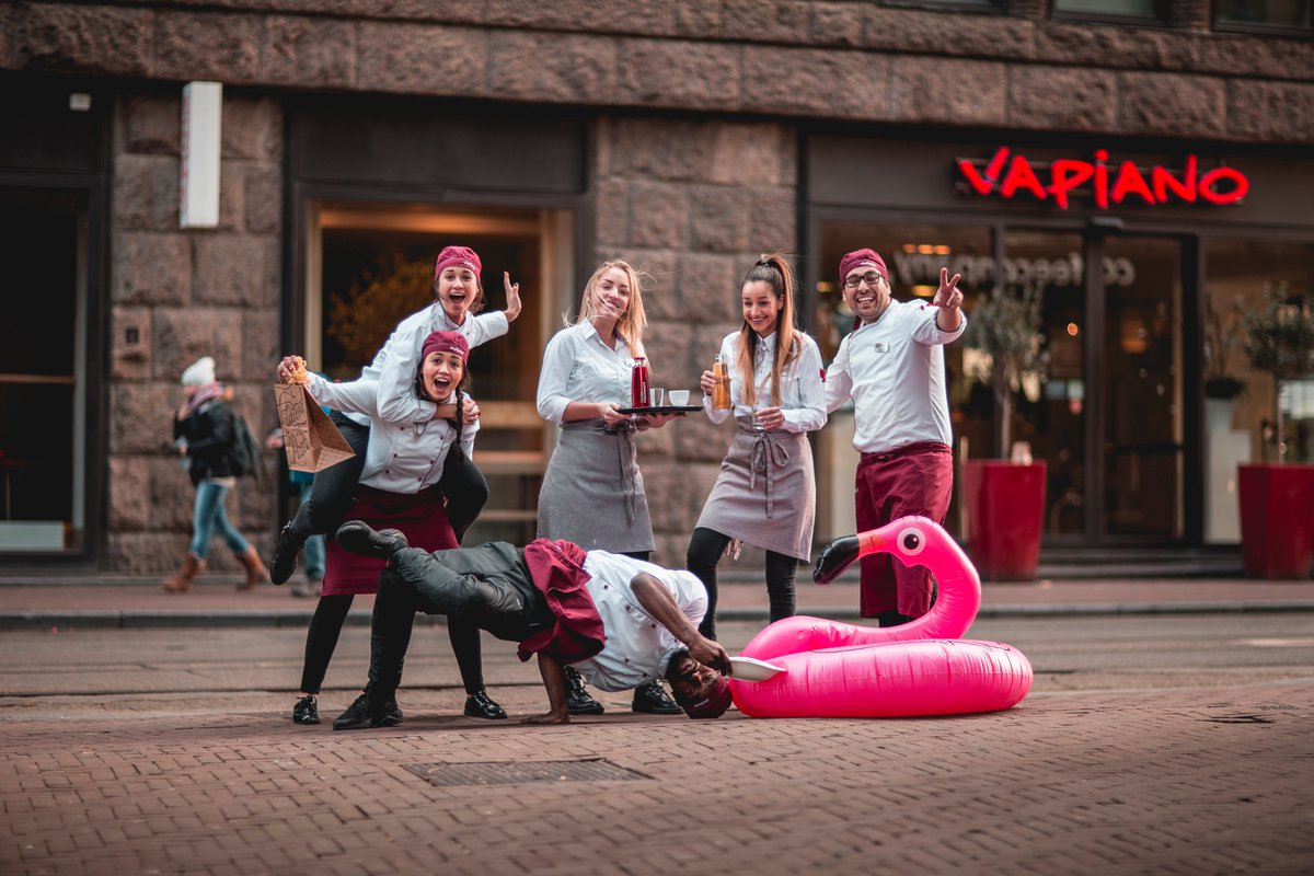 📣VAPIANO #RECRUTE📣DES #JOBS #ÉTUDIANTS !
Vous cherchez une #expérience pro' qui animera vos journées ? Devenez #ambassadeur Vapiano !
Nous recrutons pour les #restaurants des Champs Élysées, à Vento, Nantes, Vendenheim, Riviera et Nantes. Postulez ici 👉 bit.ly/3w4BZNw