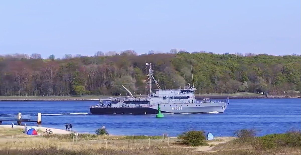WarshipCam's tweet photo. German Navy Frankenthal-class minehunter FGS Homburg (M1069) coming into Kiel, Germany - May 2, 2022 #fgshomburg #m1069 https://t.co/OGmZPp7v0W
