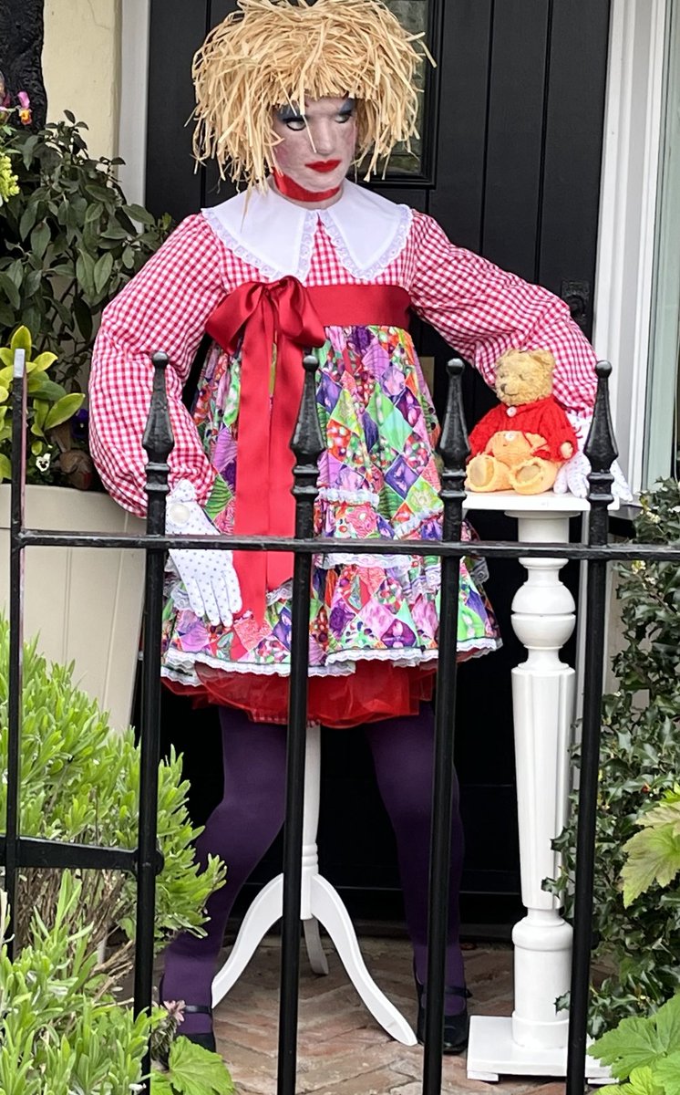 Beattie_S's tweet photo. ⁦@Alan_Measles⁩ We’re doing a scarecrow trail in Urchfont. The theme is colours. I wonder who this is? https://t.co/gluJyvlOMz