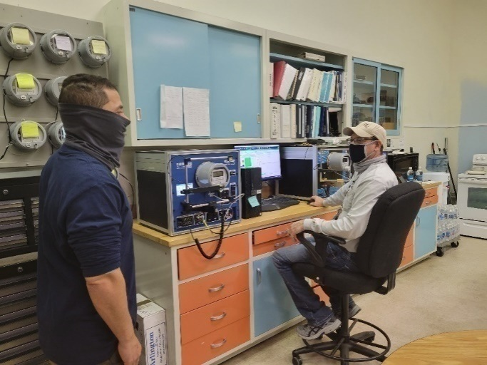 EMcleanup's tweet photo. Meter-relay technicians at the @HanfordSite check electrical meters for accuracy and efficiency before using them on Site. Recently upgraded meter-testing gear helps ensure precise results. #MeetAMachine https://t.co/mtGpALCpXA
