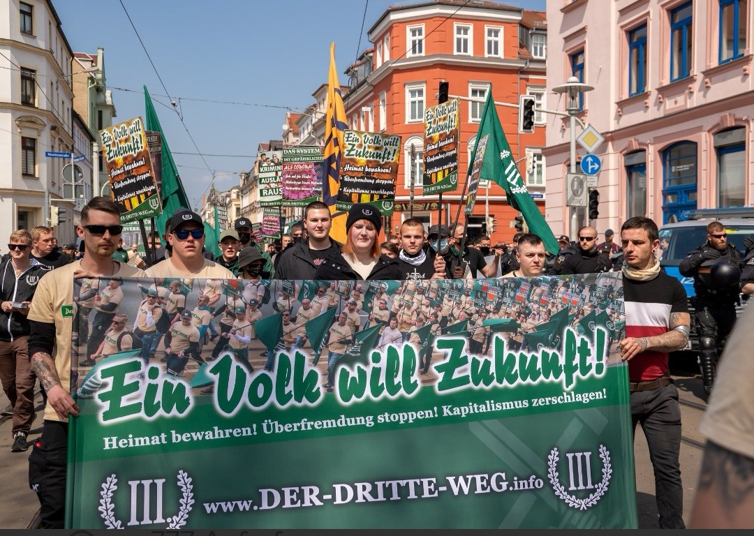 MaxMatthiess's tweet photo. #DerDritteWeg marschiert, die #DeutscheJugend rebelliert, eine #Jugend die niemals den Glauben verliert, #DerDritteWeg marschiert! 💚🔥 https://t.co/h8jikgykHX