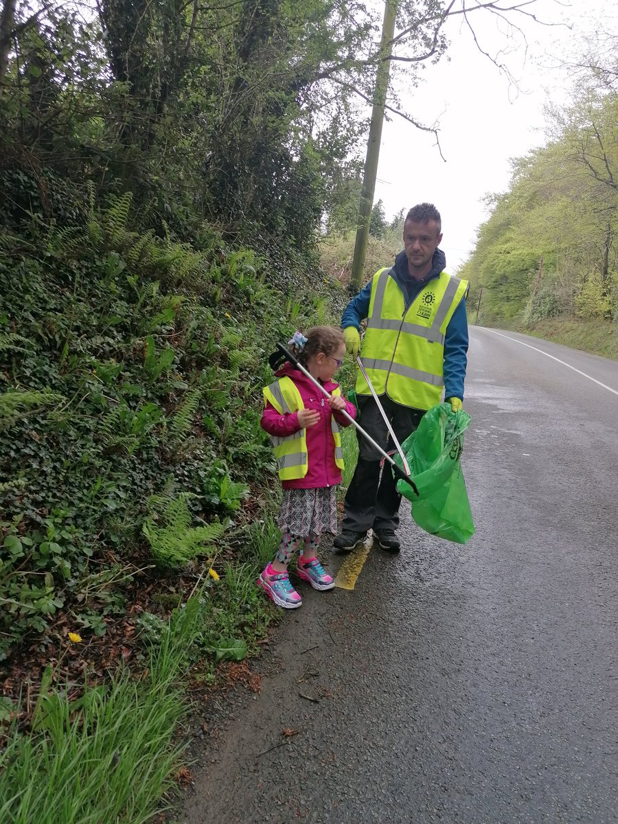 saljoy16's tweet photo. Emily had us out between showers doing our bit @RathnureNS @MrsByrneRNS @GreenSchoolsIre #rathaniuiragglanadh https://t.co/rrizBfRWlb